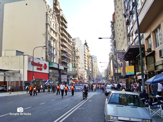 Manifestantes na Avenida Corrientes - Buenos Aires