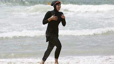 joven lleva puesto un burkini en la playa