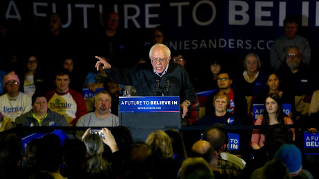 Bernie Sanders, candidato do Partido Democrático às eleições presidenciais dos EUA – que se afirma socialista –,  faz críticas contundentes ao sistema financeiro predador comandado por Wall Street, questiona a brutal distribuição de rendas no país, defende a educação e os serviços de saúde gratuitos, aumento do salário mínimo, corte de gastos das Forças Armadas, propõe radicais mudanças na política ambiental etc.

Certamente, pode-se ser dito que o palanque tudo aceita (prosopopeias, chicanas e bravatas). Mas persistiria ainda a indagação do colega: que candidato do PT, hoje, ousaria fazer as denúncias que Sanders tem feito ao longo de sua campanha?

Na reta final, quando será escolhido o candidato do PD, pode-se imaginar o que Wall Street, as grandes corporações e os aparelhos ideológicos dominantes farão para descontruir a candidatura de Sanders em favor da comportada família Clinton. (Nem tanto por parte de Bill numa antológica cena em pleno salão oval…)