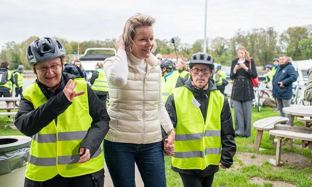 Queen Mathilde wore a cropped ivory puffer vest with zipper closure, two outer pockets. Queen Mathilde will turn 50 on 20 January 2023