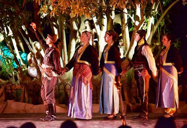 Μνήμες ενός ξεριζωμού στην χοροθεατρική παράσταση της Qualia στον Κήπο του Λαού