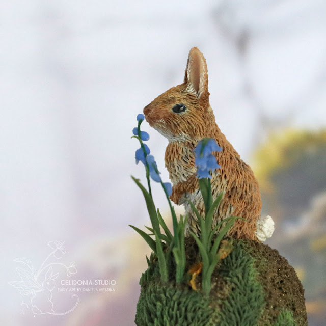 Coniglietto annusa i Bluebell Miniatura