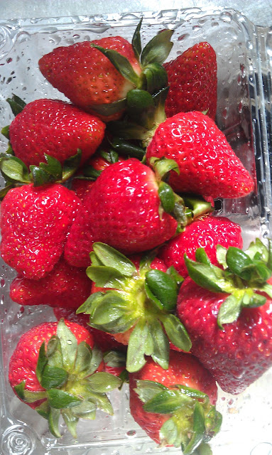 Yum how delicious do these fresh strawberries look!? Add them to yogurt with some cinnamon or on top of toast with cream cheese. 