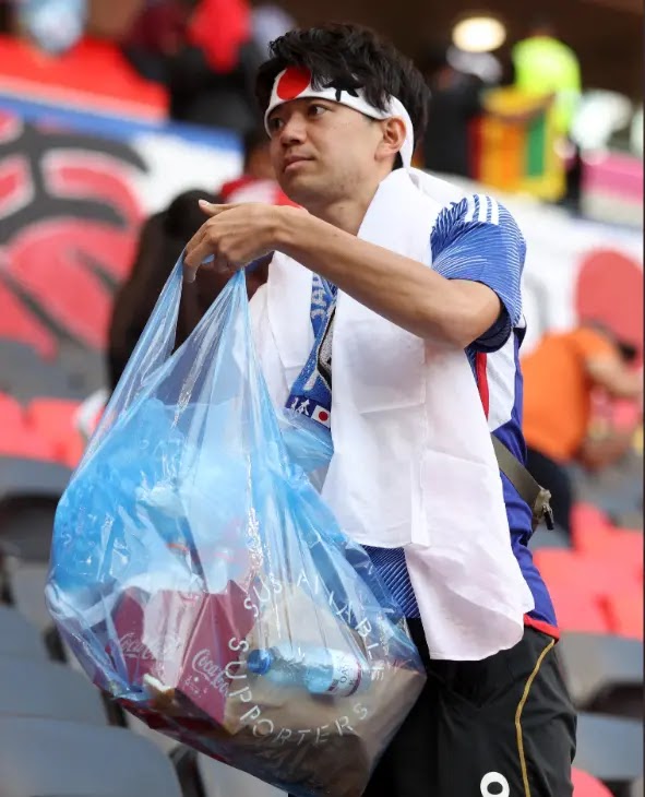 Japan fans clean up the stands in World Cup 2022