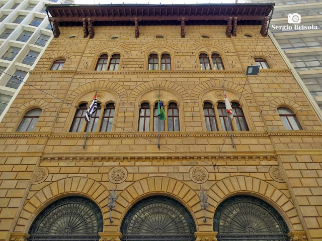 Vista ampla da fachada do antigo Banco Francês e Italiano - Centro - São Paulo