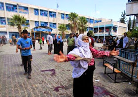 O Sangue se espalha no chão do pátio de escola da ONU em Gaza