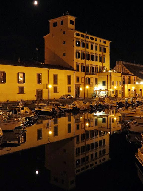 Scali delle Ancore visti dal ponte della Venezia, di notte, Livorno