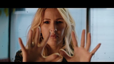 Ellie Goulding adquiere poderes sobrenaturales en el vídeo de "Powerful"