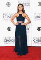 Stefanie Scott wore a two-piece midnight blue halter dress in the red carpet at 2016 People’s Choice Awards in Los Angeles