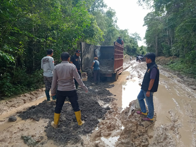 Manfaatkan Bongkaran Tol, Polisi dan Warga Gotong Royong Perbaiki Jalan Cengal-Sungai Jeruju 