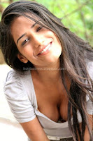 Poonam pandey deep cleavage show