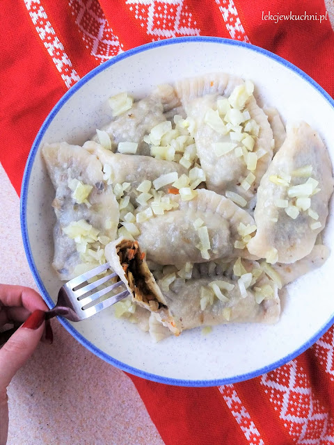 Wigilijne pierogi z kapustą i grzybami suszonymi / Polish Pierogi with Cabbage