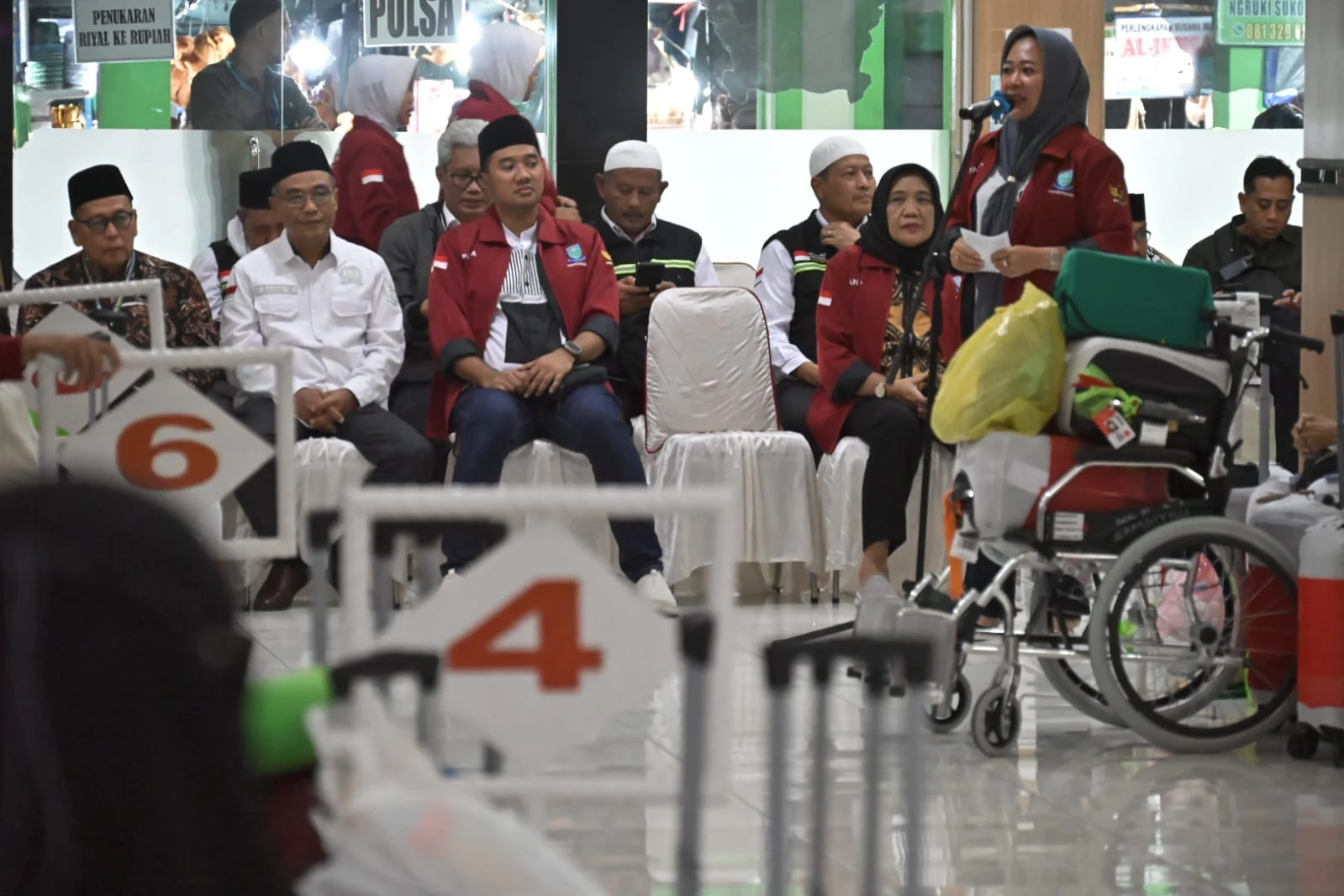Bupati Tiwi Sambut Kepulangan Jemaah Haji dengan Penuh Kehangatan