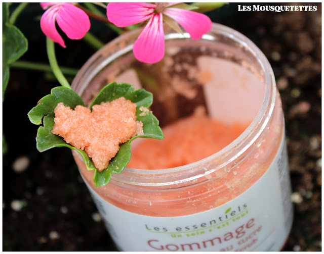 Gommage aromatique au sucre géranium Rosa Les Essentiels (mention Slow Cosmétique) - Les Mousquetettes©