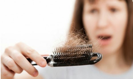 Tips & Cara Mengatasi Rambut Rontok Dengan Alami