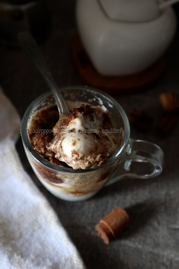 Tazzine di crema di ricotta e panna con caffè caldo e cannella