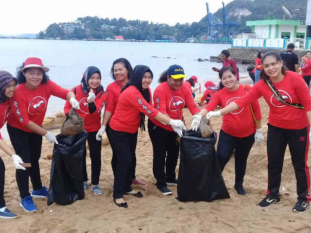 Bhayangkari Papua Gelar Bakti Sosial Bersihkan Pantai Dok II Jayapura