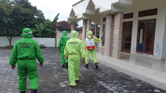 Sinergitas Koramil Dan Polsek Pedan Melaksanakan Penyemprotan Disinfektan Bersama