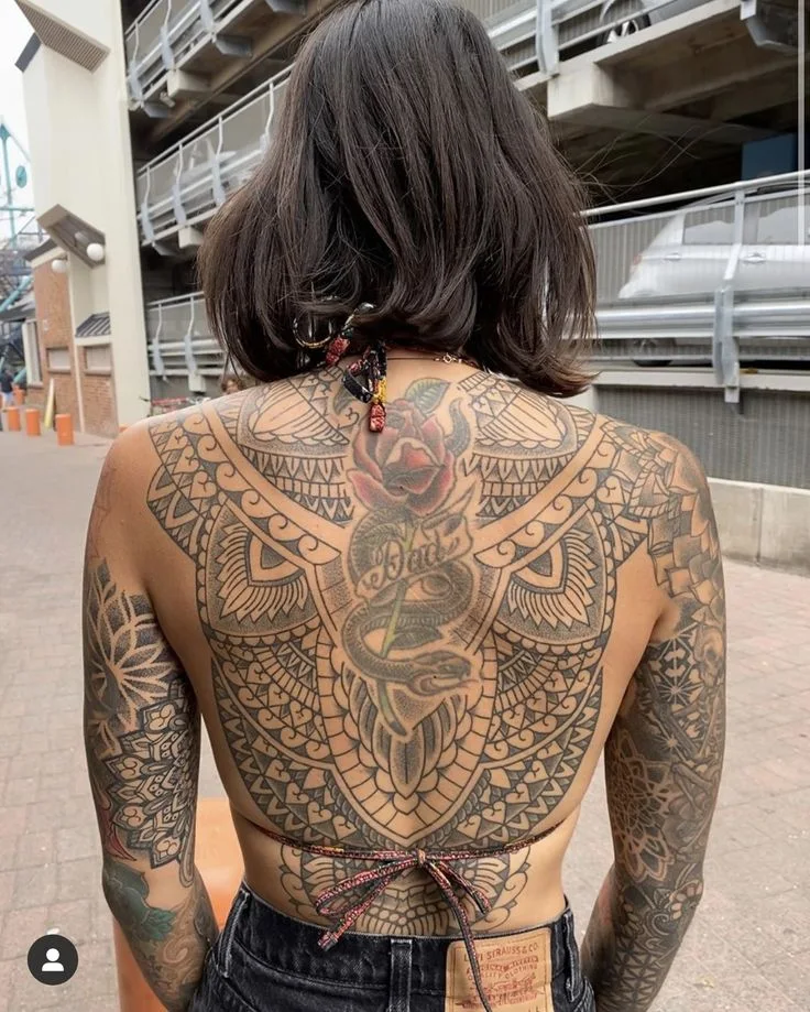 tatuajes geométricos en la espalda