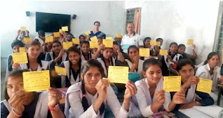 शासकीय बुनियादी हाईस्कूल में स्वेटर वितरण हेतु छात्राओं को प्रदान किए गए कूपन