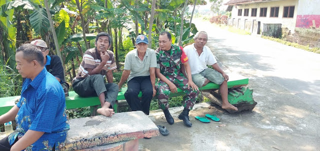 Babinsa Jogonalan Menjalin Keakraban Dengan Warga Binaan