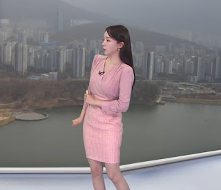 20250313 박소연 기상캐스터 핑크색 투피스 랩블라우스 미니스커트 찰떡 궁합