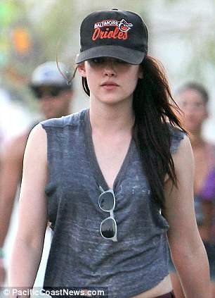 Kristen Stewart Hat Pic's ~ Calgary, Edmonton, Toronto 