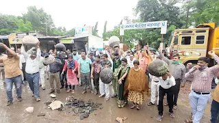 मटकी फोड़ कर अपनी मांगों को लेकर संयुक्त मोर्चा ने प्रदर्शन किया