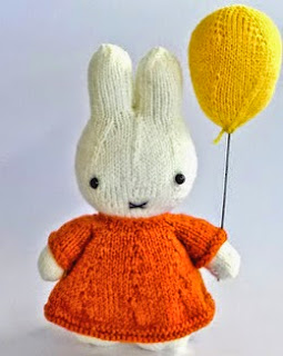 http://translate.google.es/translate?hl=es&sl=en&u=http://knitterbees.blogspot.co.nz/2012/03/miffy-and-her-balloon-plush-toy-pattern.html&prev=/search%3Fq%3Dhttp://knitterbees.blogspot.co.nz/2012/03/miffy-and-her-balloon-plush-toy-pattern.html%26biw%3D1429%26bih%3D961