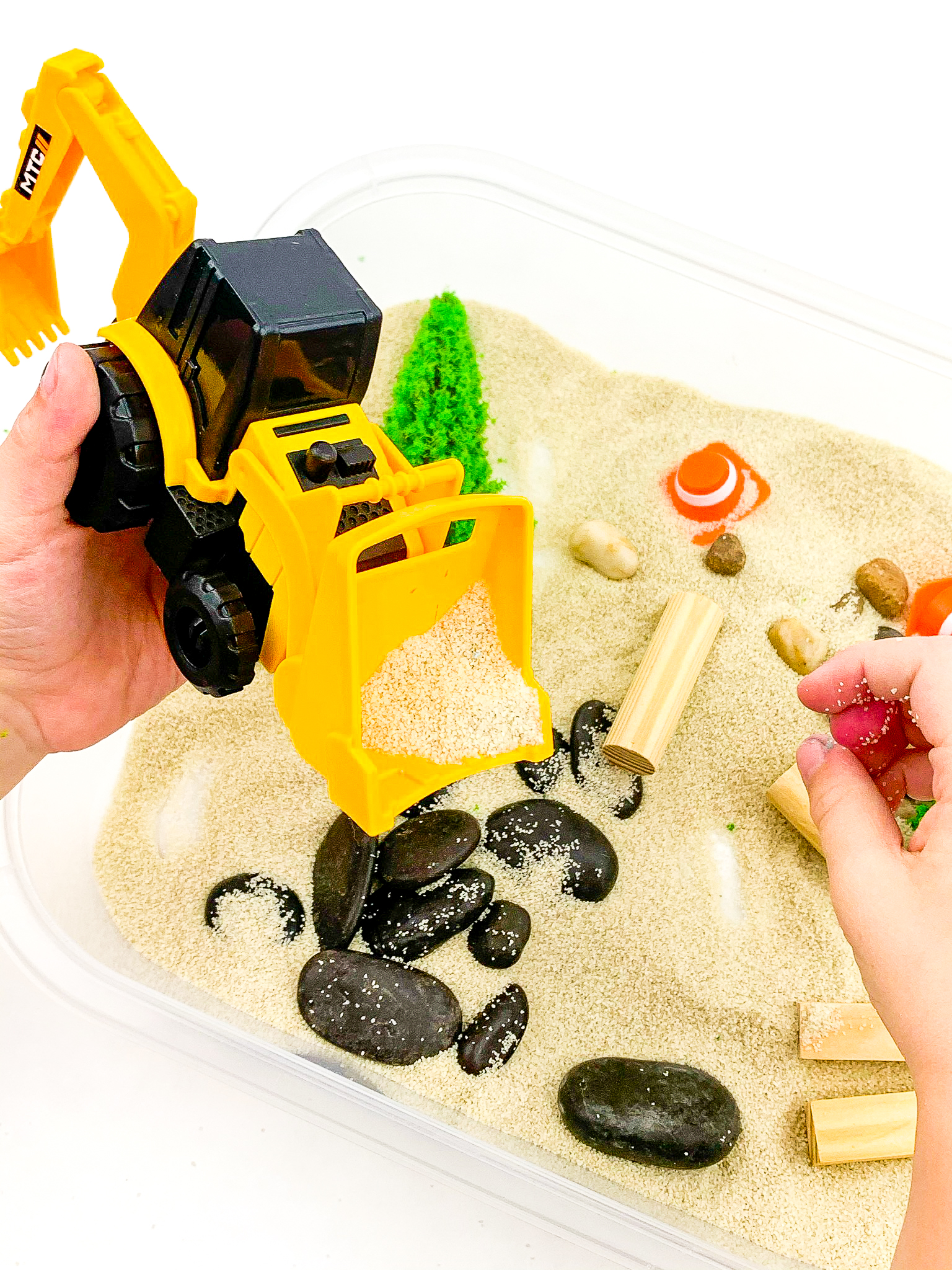 Construction site sensory bin using kinetic sand