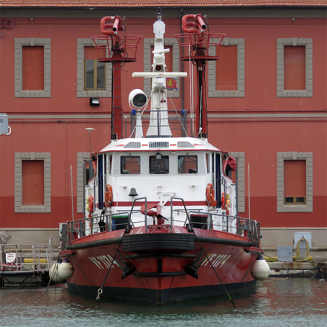 Motobarca pompa VF 1174, porto di Livorno