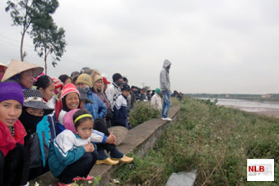 Ngày 5/1/2012, hàng nghìn người dân đứng trên đê theo dõi vụ cưỡng chế Tiên Lãng 