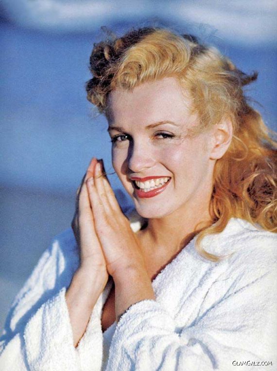 Marilyn Monroe Exclusive Beach Photoshoot 