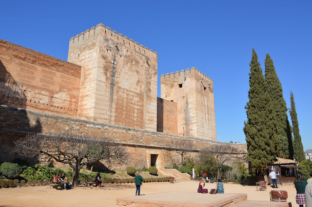 Jak powstała Alhambra w Granadzie?