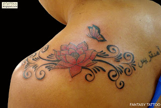 Flor de lótus com tribal tatuada nas costas