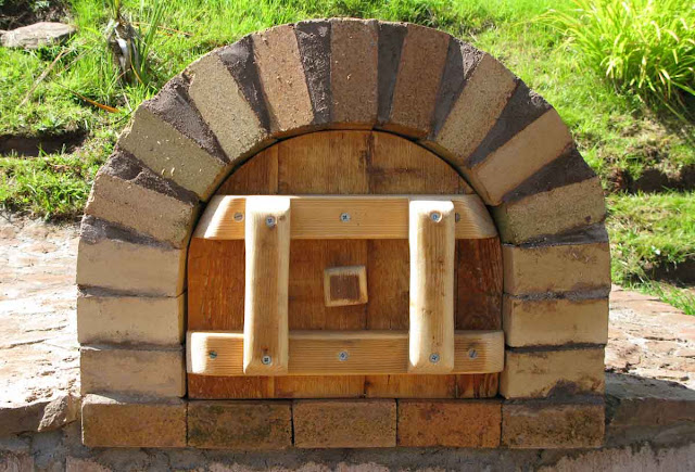 Arch, built with firebricks around the oven door.