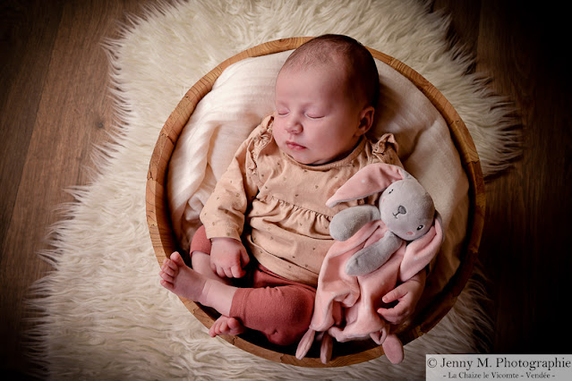 photo de bébé dans un seau en bois