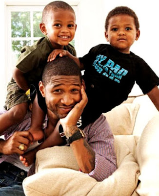 Foto de Usher feliz con sus hijos