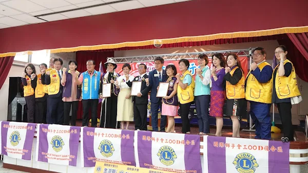 ▲彰化縣私立慈生仁愛院回贈獅友感謝狀合影。（記者林明佑攝）