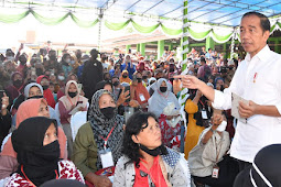 Kunjungi Pasar Muntok Bangka Barat, Jokowi Bagikan Bantuan BMK pada Masyarakat 