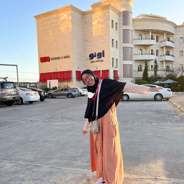 Foto seorang wanita (alias aku) di depan gedung hotel di Ta'if