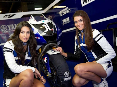 Yamaha Catalunya Race - Back Circuit, girl holding black tire, beautiful girl knelt down on bike, couple beautiful knelt down