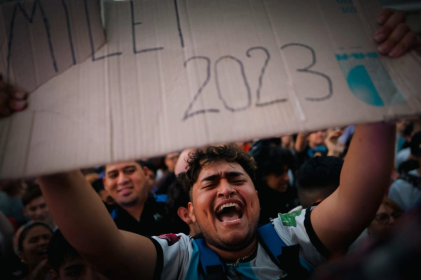 Eleitor de Javier Milei comemora em Buenos Aires a vitória do candidato libertário | Foto: EFE/Juan Ignacio Roncoroni
