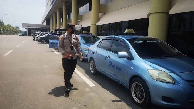 Cegah Penyebaran Covid-19, Polsek Bandara Hang Nadim Semprot Disinfektan di Beberapa Area