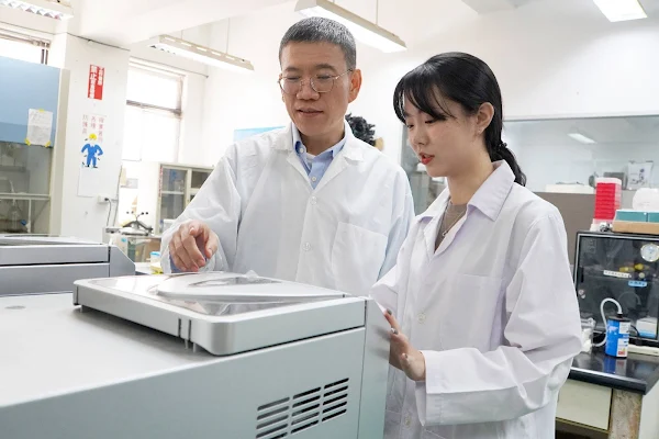 ▲大葉大學藥保系蔡明勳老師(後)指導謝佩旂同學(前)做實驗。（記者林明佑翻攝）