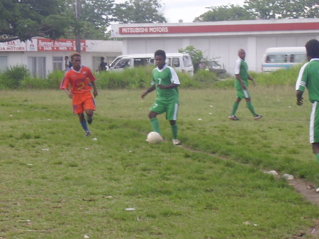 SANTOS STRIKER JASON RUNNING AFTER A DMP PLAYER WITH THE BALL