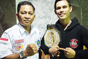 Pemegang Sabuk One Pride MMA Championship Billy Pasulatan, Berkunjung di Kediaman Ketua Koni Minut.