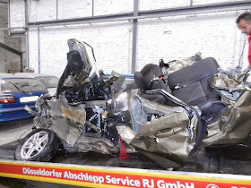 http://www.rp-online.de/nrw/staedte/duesseldorf/blaulicht/duesseldorf-schwerer-unfall-autos-von-lkw-eingequetscht-aid-1.4447888