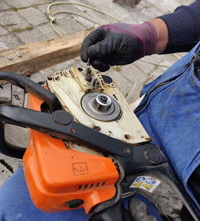 Making sure the chainsaw is really clean