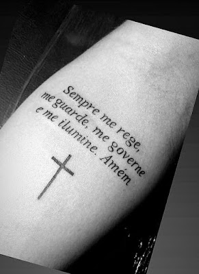 tatuagem masculina no braço com frases de Deus